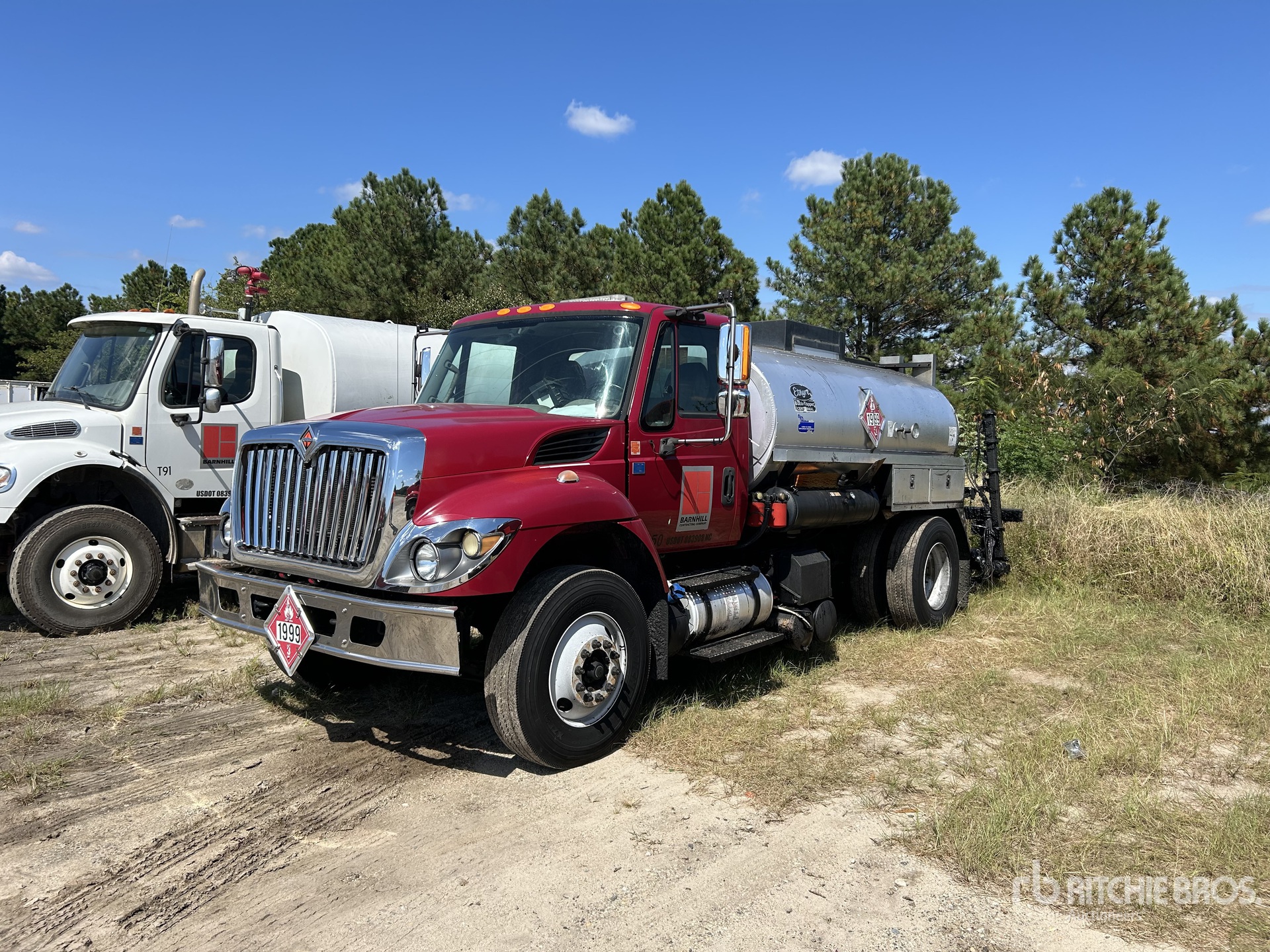 2016 Etnyre Black Toppper Centennial 1500 gal on 2016 International 7300 4x2 Asphalt Distributor Truck