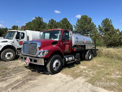 2016 Etnyre Black Toppper Centennial 1500 gal on 2016 International 7300 4x2 Asphalt Distributor Truck