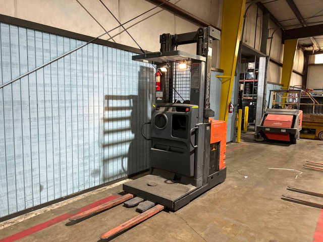 2011 Toyota 7BPUE15 3000 lb Order Picker 2011 Toyota 7BPUE15 3000 lb Order Picker