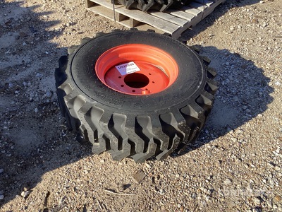 Titan 14X17.5 Tire/Rim Assembly Neumáticos