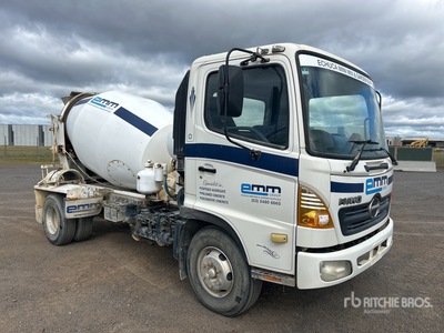 2007 Hino FC4J 4x2 شاحنة خلاط