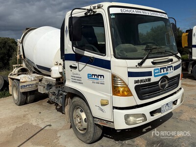 2007 Hino 4x2 Mixer Truck