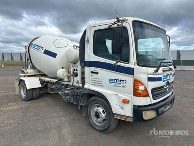 2006 Hino FC4J 4x2 شاحنة خلاط