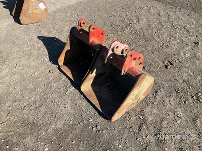 Quantity of (2) 450 mm Excavator Bucket