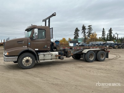 2013 Volvo VHD 6x4 Camion porteur à faux-cadre basculant