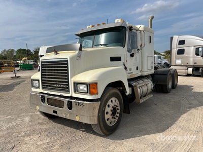2013 Mack CHU613 6x4 3- Achs Sattelzugmaschine mit Schlafkabine (Inoperable)