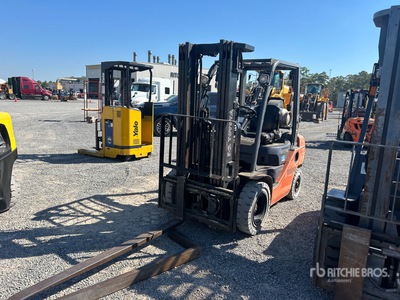 2014 Toyota 8FGU25 4500 lb Pneumatic Tire رافعة شوكية
