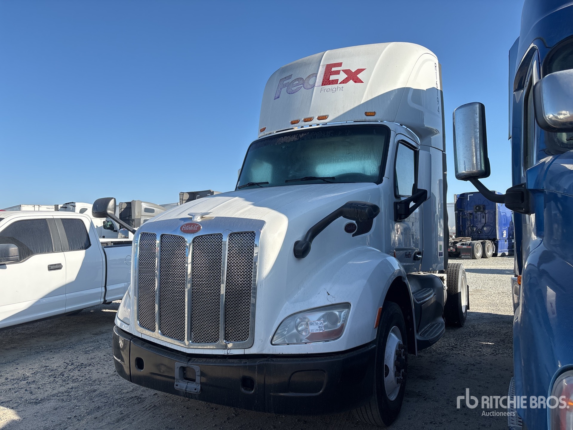2015 Peterbilt 579 4x2 Day Cab Truck Tractor