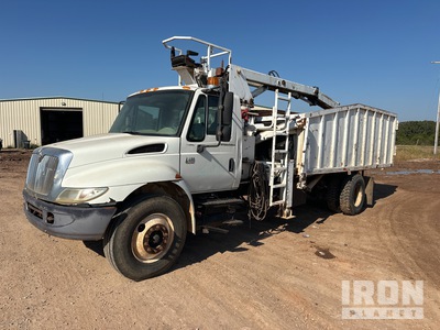 PM KBF20H Knuckle Boom on 2006 International 4400 4x2 Grapple Truck
