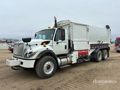 2013 International 7400 6x4 Side Loader Camión recolector de residuos