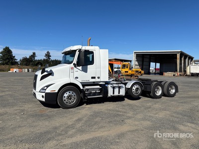 2021 Volvo VNR300 8x4 تراكتور شاحنة (ثلاثي المحور)