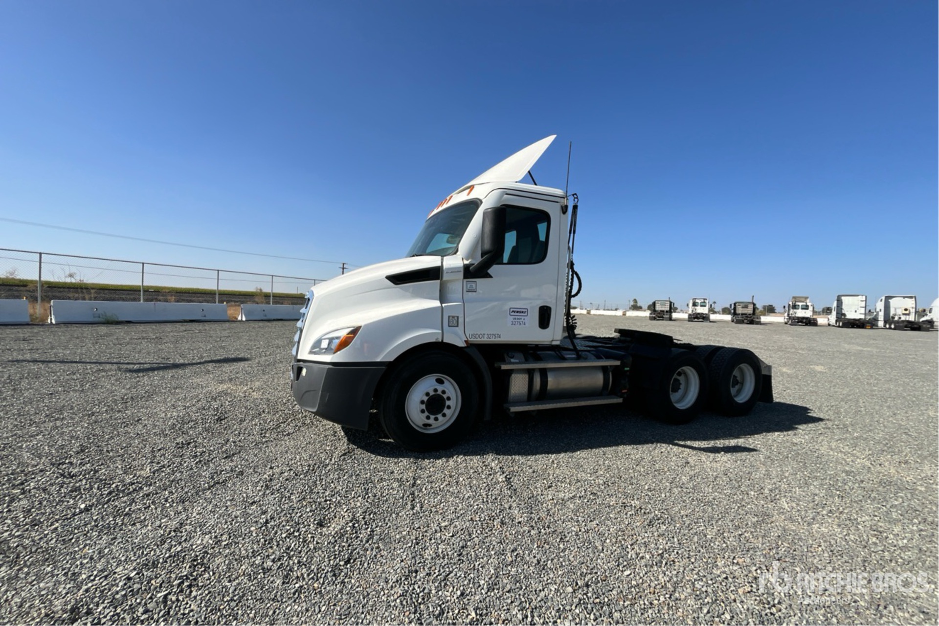 2021 Freightliner Cascadia 116 6x4 T/A Day Cab Truck Tractor