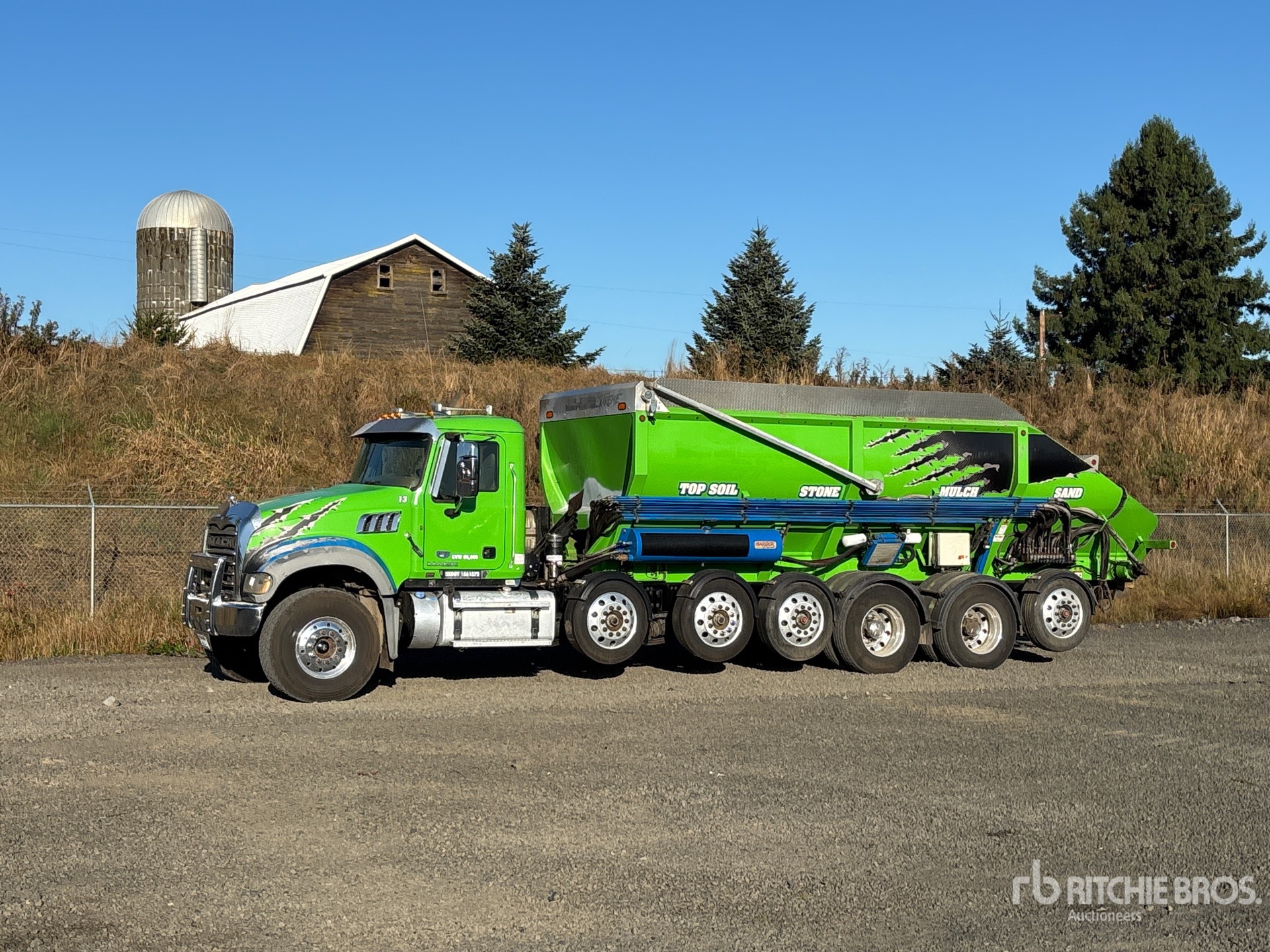 Soil King Extreme XTR 25 on 2012 Mack GU713 14x4 Camion épandeur de pierres