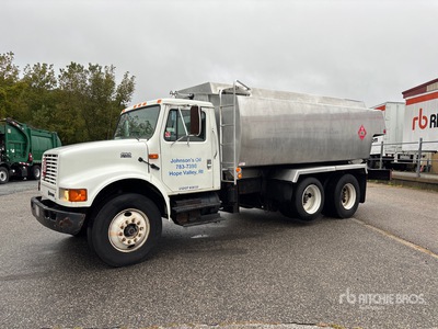 2001 International 4900 3400 gal 6x2 Autocarro trasporto carburante