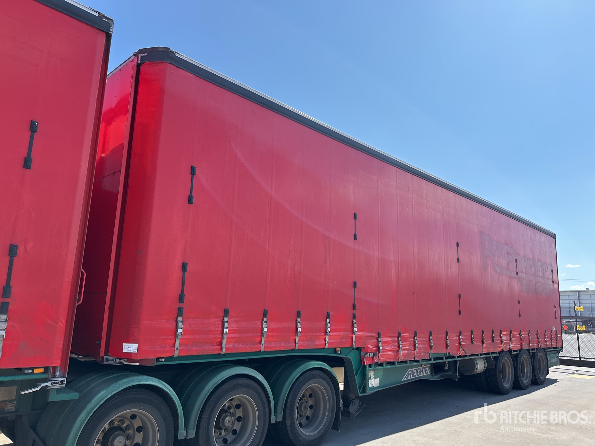 2012 MaxiTrans Tri/A Curtain Side Trailer