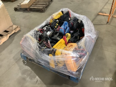 Quantity of (22) Jump Starters and Battery Varios, herramientas manuales