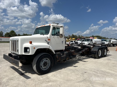 2000 International 2674 6x4 Roll-Off Truck