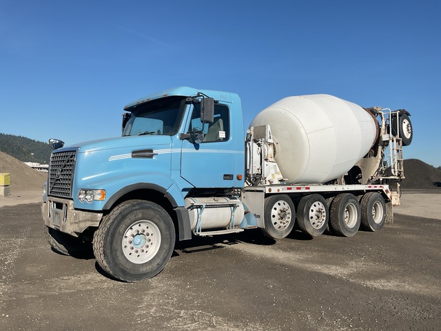 2007 Volvo VHD104F 12x4 Mixer Truck
