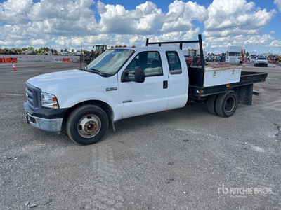 2006 Ford F-350 Lariat 4x2 Extended Cab Flatbed Truck