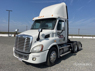 2013 Freightliner Cascadia 113 6x4 Ciągnik siodłowy T/A z kabiną dzienną