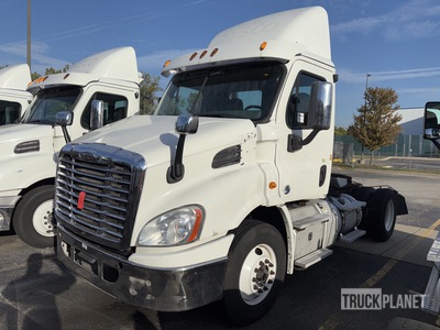 2015 Freightliner Cascadia 113 4x2 S/A Day Cab Truck Tractor