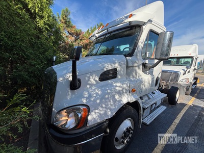 2013 Freightliner Cascadia 113 4x2 S/A Day Cab Truck Tractor