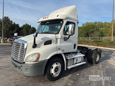2013 Freightliner Cascadia 113 4x2 S/A Day Cab Truck Tractor