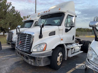 2013 Freightliner Cascadia 113 4x2 S/A Day Cab Truck Tractor
