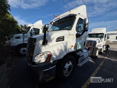 2012 Freightliner Cascadia 113 4x2 S/A Day Cab Truck Tractor