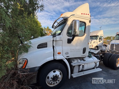 2012 Freightliner Cascadia 113 4x2 S/A Day Cab Truck Tractor