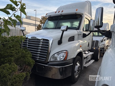 2011 Freightliner Cascadia 113 4x2 S/A Day Cab Truck Tractor
