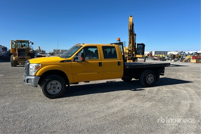 2013 Ford F-350 XL 4x4 Crew Cab Flatbed Truck