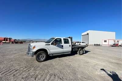 2013 Ford F-350 XL 4x4 Crew Cab Flatbed Truck