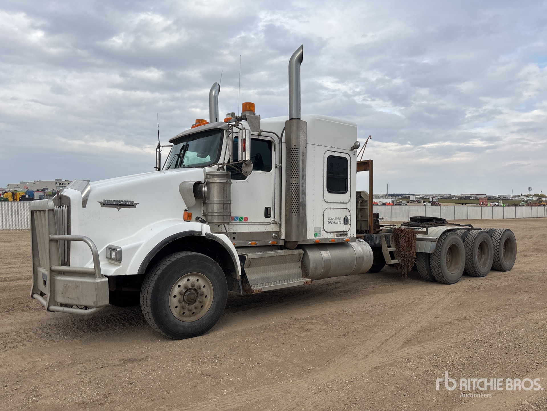 2010 Kenworth T800 Tri/A Sleeper Truck Tractor
