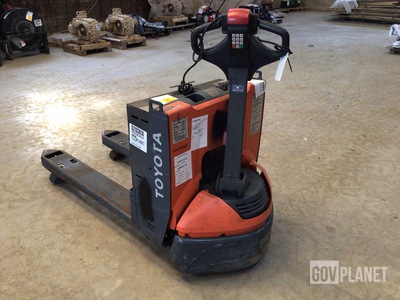 Toyota 8HBW23 Pallet Jack