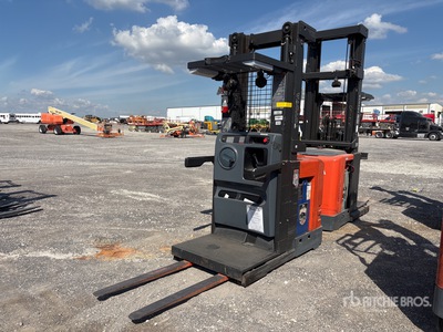2018 Toyota 7BPUE15 3000 lb Chariot à poste de conduite élevable