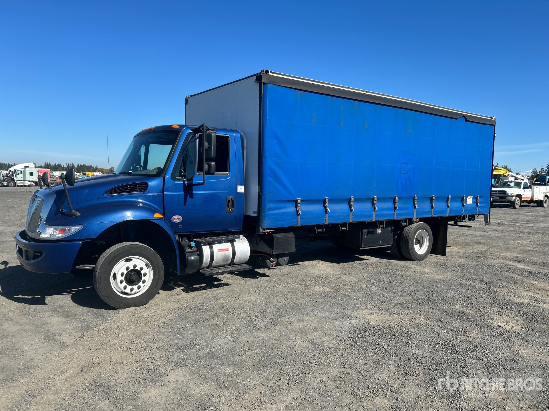 2019 International 4300LP 4x2 Curtain Side Truck