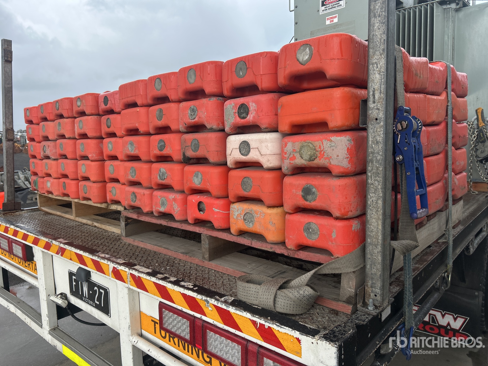 Quantity of (2) Pallets of Temporary Bases Clôture