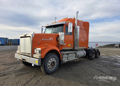 2015 Western Star 4900FA 6x4 Ciągnik siodłowy T/A z kabiną sypialną (Glider Kit)