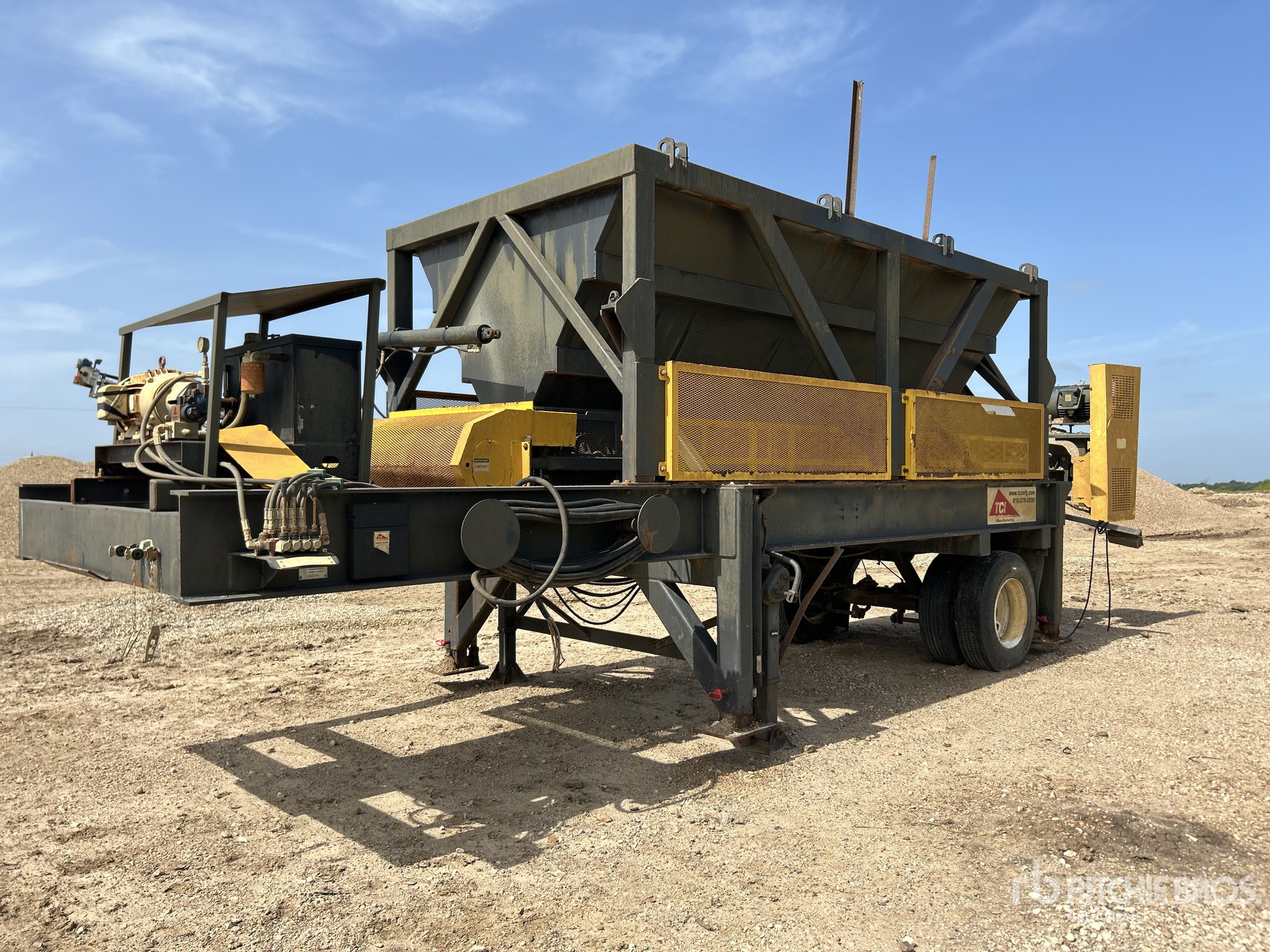 2022 TCI 8 ft x 16 ft Portable Feeder حاوية الكسارة