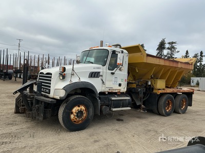 2008 Mack GU713 Granite 6x4 Schneepflug-Lastzug