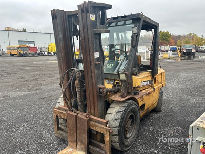 Caterpillar DPL40 Pneumatic Tire Forklift (Inoperable)