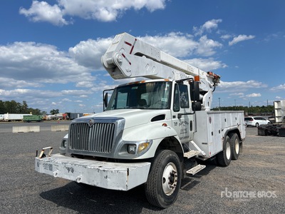 Altec on 2004 International 7400 6x4 Bucket Truck