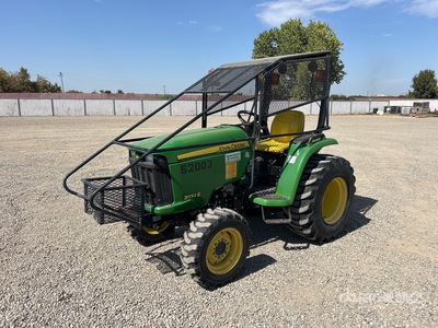 John Deere 3032E جرار متعدد الاستخدامات
