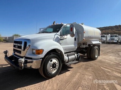 2015 Ford F-750 2000 gal 4x2 Water Truck