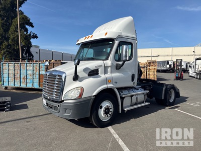 2013 Freightliner Cascadia 113 4x2 S/A Day Cab Truck Tractor