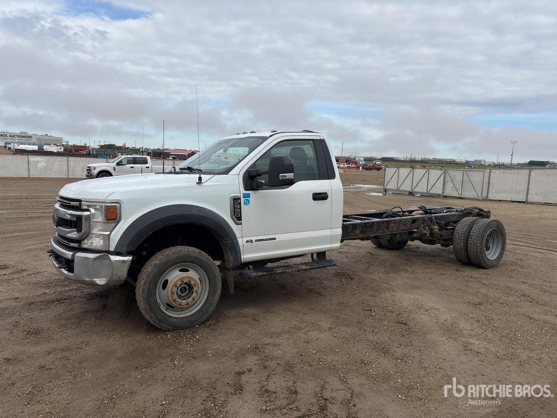 2022 Ford F-550 XLT 4x4 الكابينة والهيكل