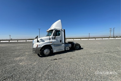 2013 Freightliner Cascadia 125 4x2 Day Cab Truck Tractor