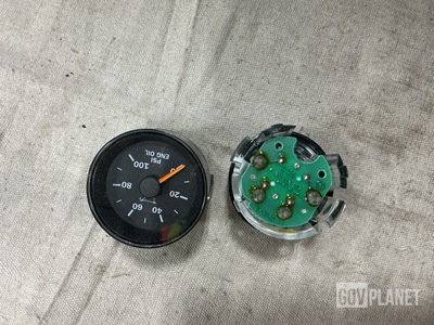 (34) Mack Trucks 70MT212M Dial Indicating Pressure Gages