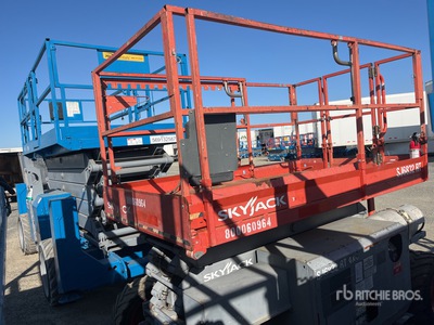 2015 Skyjack SJ6832 RT Dual Fuel Scissor Lift